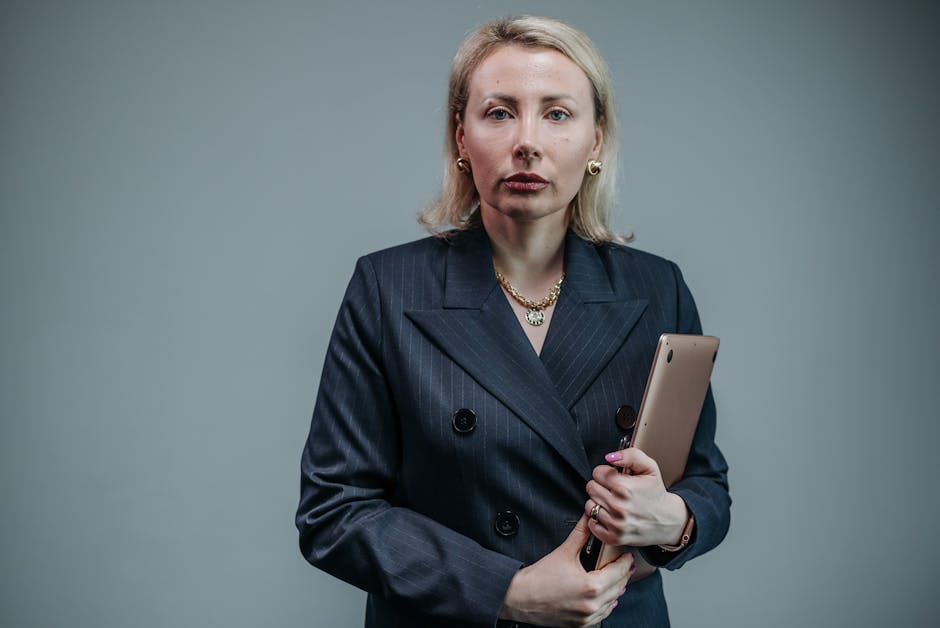 Светловолосая деловая женщина с планшетом